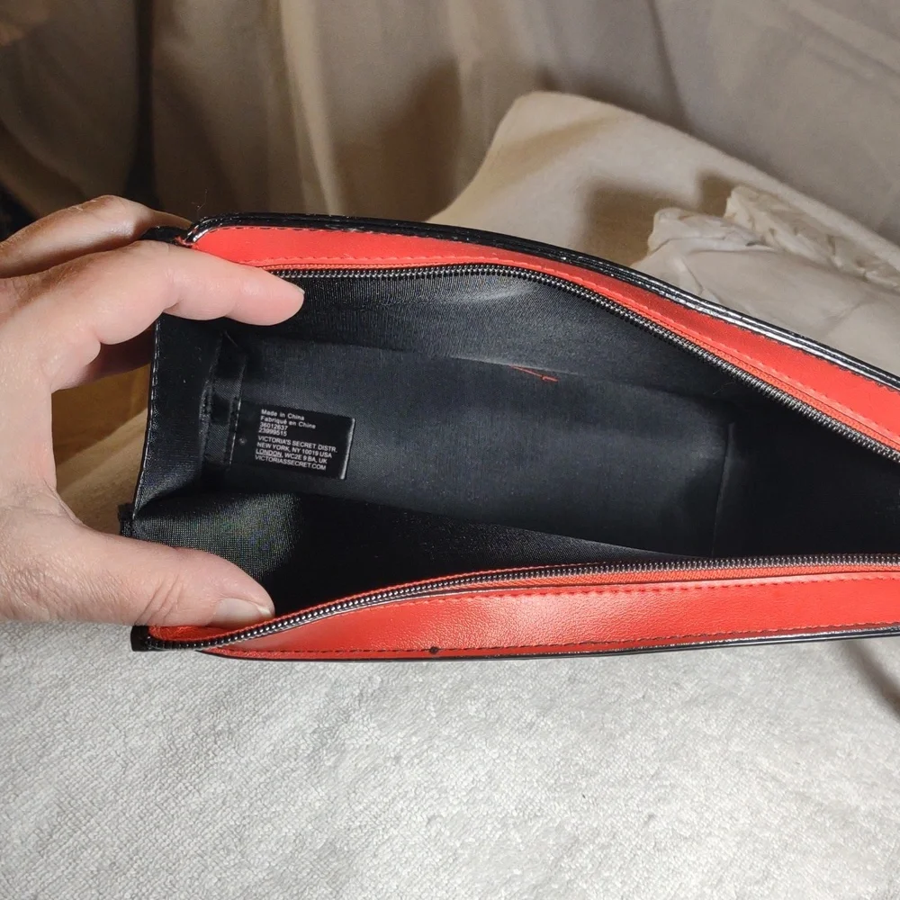 NWT Victoria's Secret Travel / Make-up Bag - Black & Red w/Wrist Strap - Picture 9 of 12